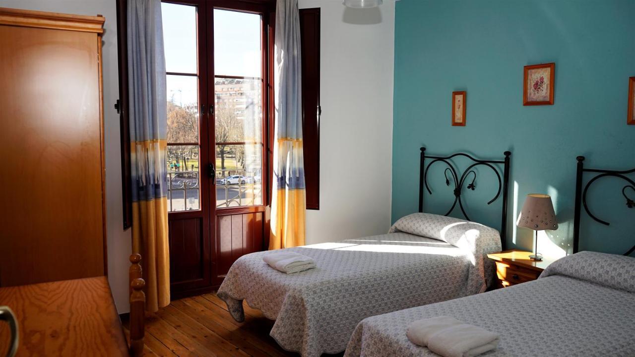 Pension Sandoval León Exterior foto