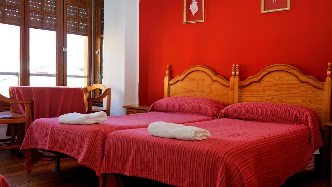 Pension Sandoval León Exterior foto