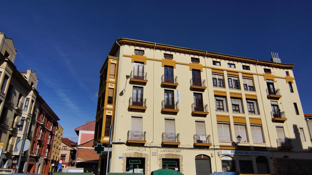 Pension Sandoval León Exterior foto